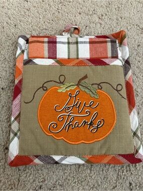 NWOT “Give Thanks” Pot Holder and Towel